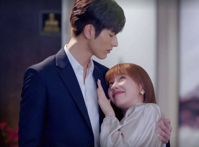 眼里余光都是你|没有顶流没有知名明星，《眼里余光都是你》这部剧凭啥仅一天时间就飙升榜冠军？