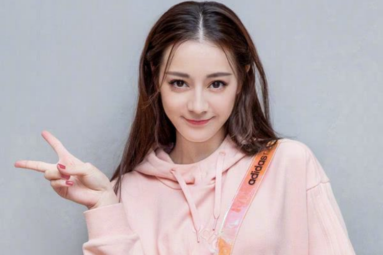 迪丽热巴|迪丽热巴被问最想和谁演霸总娇妻剧本,她的回答,够我笑一年