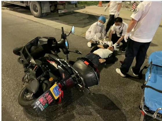 “好心救人,反被讹?”一名男子好心地拨打了120、110,帮男子进行求助