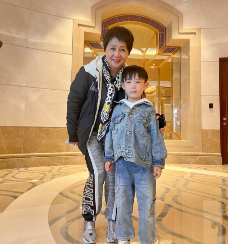 梁安琪|奚梦瑶与婆婆逛街!获4人接待,排场大,梁安琪弯腰合照情商高