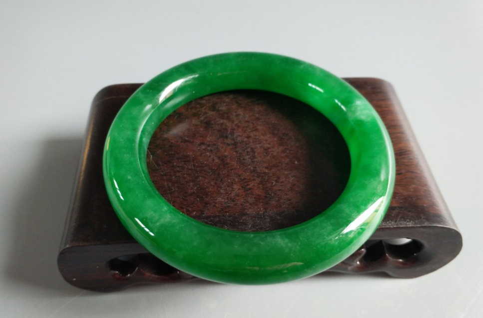 翡翠手镯|翡翠手镯能用开水烫吗?这样可以清洁消毒吗?一定不要这么做