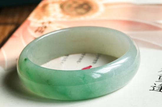 翡翠|翡翠需要上蜡吗?上过蜡的翡翠,都有哪些好处呢?