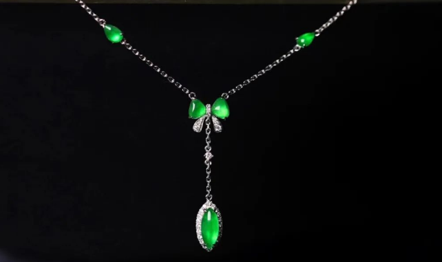 翡翠|一颗蛋面几厘米？看似不起眼的小物件，收藏价值却极高