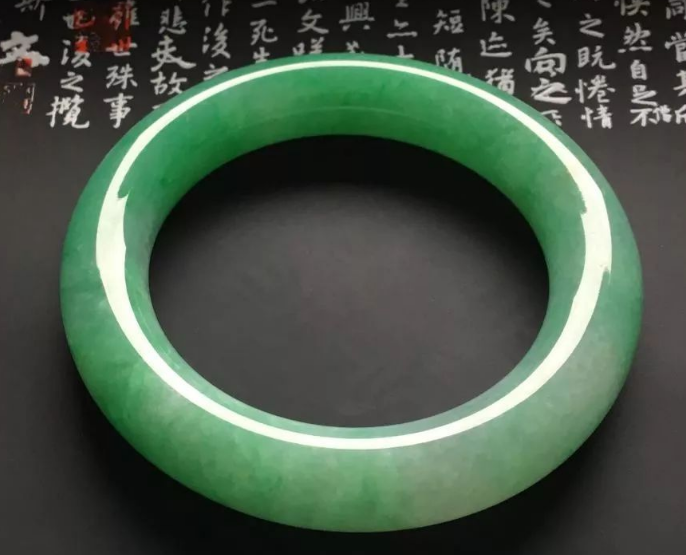 交易|在这么多的翡翠首饰当中，为什么手镯的价值最高，只是因为它品质好