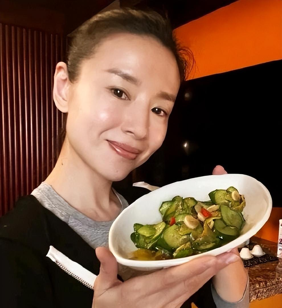 潘粤明|48岁潘粤明带小10岁女友外出聚餐!大步走丢下女友,女方大秀美腿