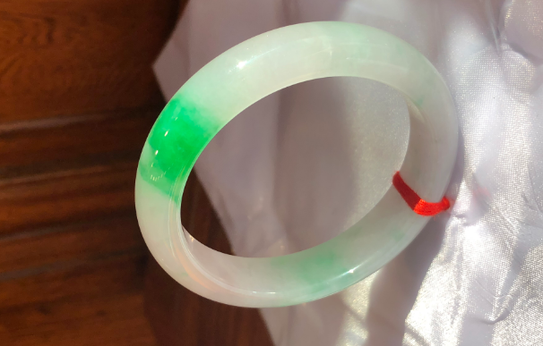 翡翠手镯|教你几个小窍门,认认真真的去挑选,最适合自己的翡翠手镯