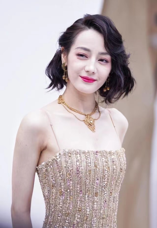 迪丽热巴 短发的迪丽热巴好干练,颠覆原甜美风格,穿金色吊带裙凸显奢华