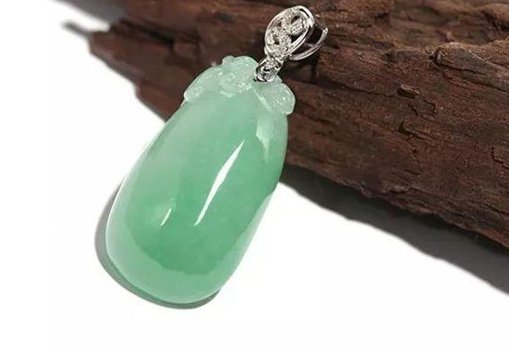 翡翠|翡翠雕刻最传统的题材，第1种是佛教题材，第2种就是动物题材