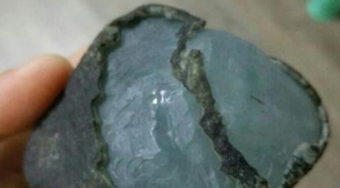 翡翠|自己手中的翡翠原石，不要随便找人评估，这都是无用功！