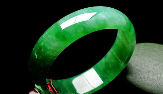 |玩翡翠的人都清楚,购买翡翠要看它的种,这种到底是指的什么呢