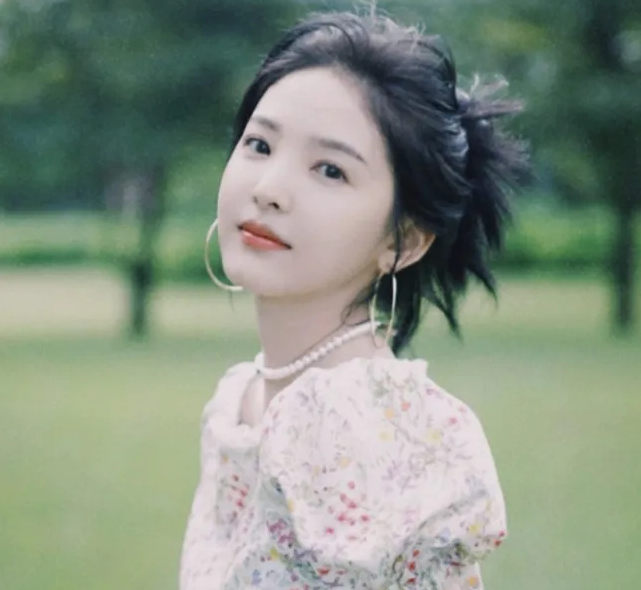 女孩|普通女孩和女明星之间真的有壁垒吗？如何搭配，才能让自己穿出明星感