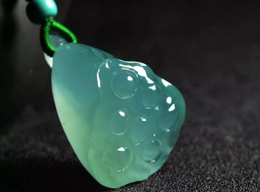 翡翠|其他色调的翡翠具备价值吗？浅蓝色和翠绿色的区别，谁更胜一筹？