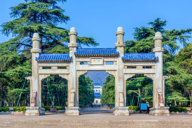 |中国最美邮编之一的紫金山，被游客戏称为“八百里紫金城”。