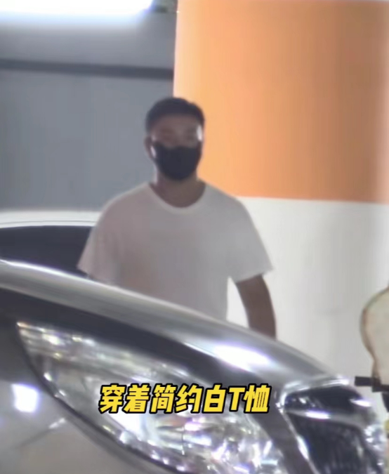 释小龙|34岁释小龙罕露面，娇妻穿低胸吊带身材抢眼，小女儿模样可爱