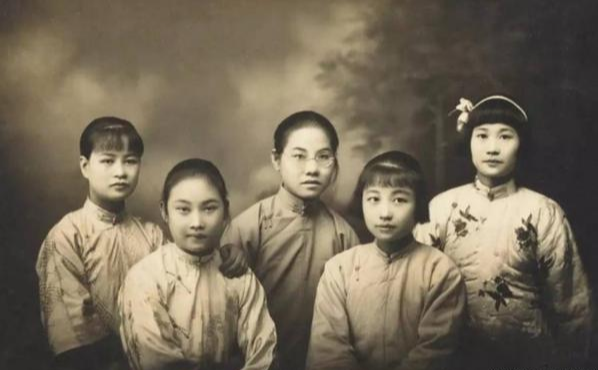 工作室|一代风流影后，赌博成性散尽家财，嫁给经济学博士老年行乞