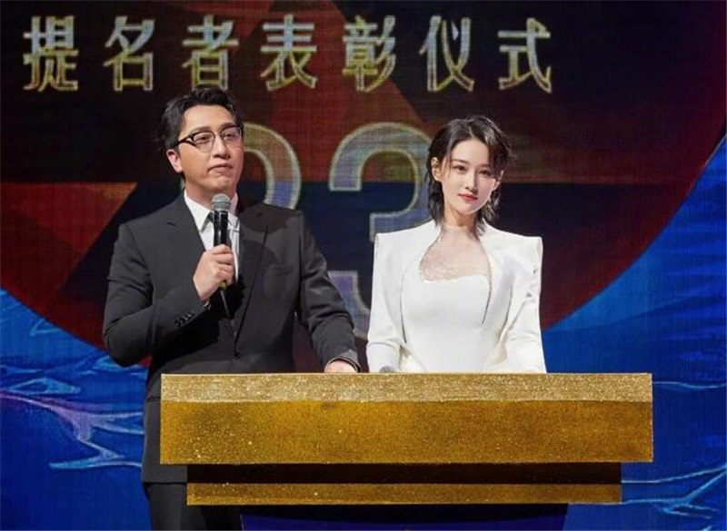 张馨予|张馨予主持金鸡奖引热议,一手烂牌打出王炸,不愧是“最美军嫂”