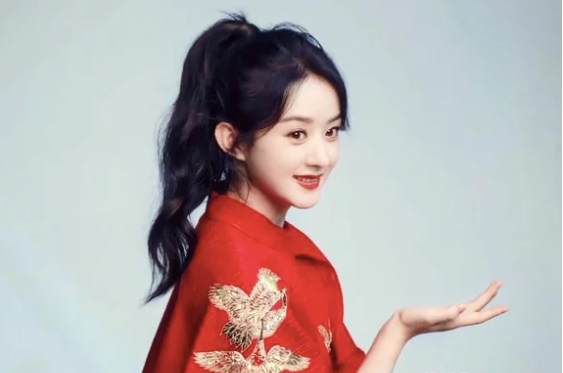 赵丽颖|专心搞事业的赵丽颖，没想到是儿子来探班，看动作后就知道不是第一次来了！