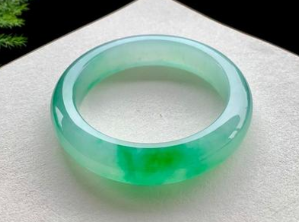 翡翠手镯|翡翠所制造出来的工艺品，深受大家的喜欢，为何价格各异