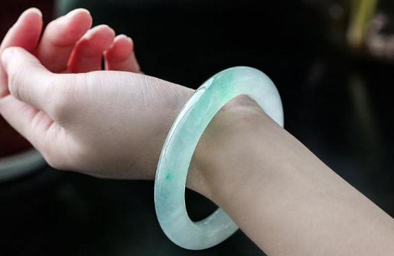 翡翠手镯|价格昂贵的翡翠手镯是假货,鉴定证书也能造假,买家欲哭无泪