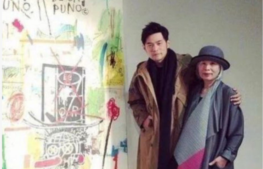 周杰伦|著名歌手周杰伦与母亲合影，竟被母亲艳压一头，实属难得