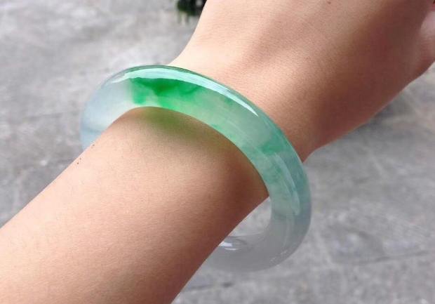 翡翠手镯|挑选翡翠手镯时,注意好这几个方面,就能选出适合自己的