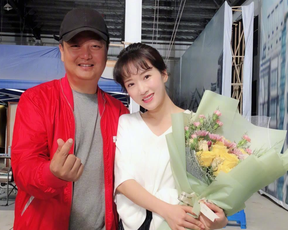 李念|李念和51岁富豪老公罕见合照，生俩娃脸还嫩得像少女，笑靥如花