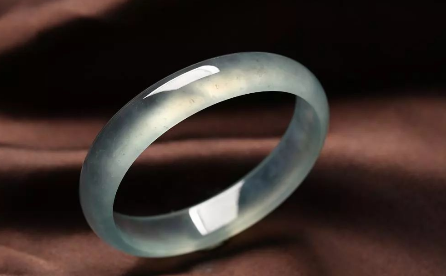 翡翠手镯|翡翠手镯为什么会降价?这几种手镯是不值钱的,看看有没有你的