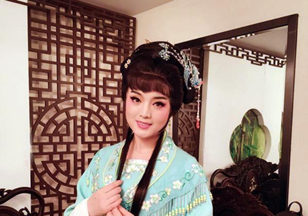 白雪|“歌坛女神”白雪中年翻红,离婚后找个小男友,事业爱情双丰收