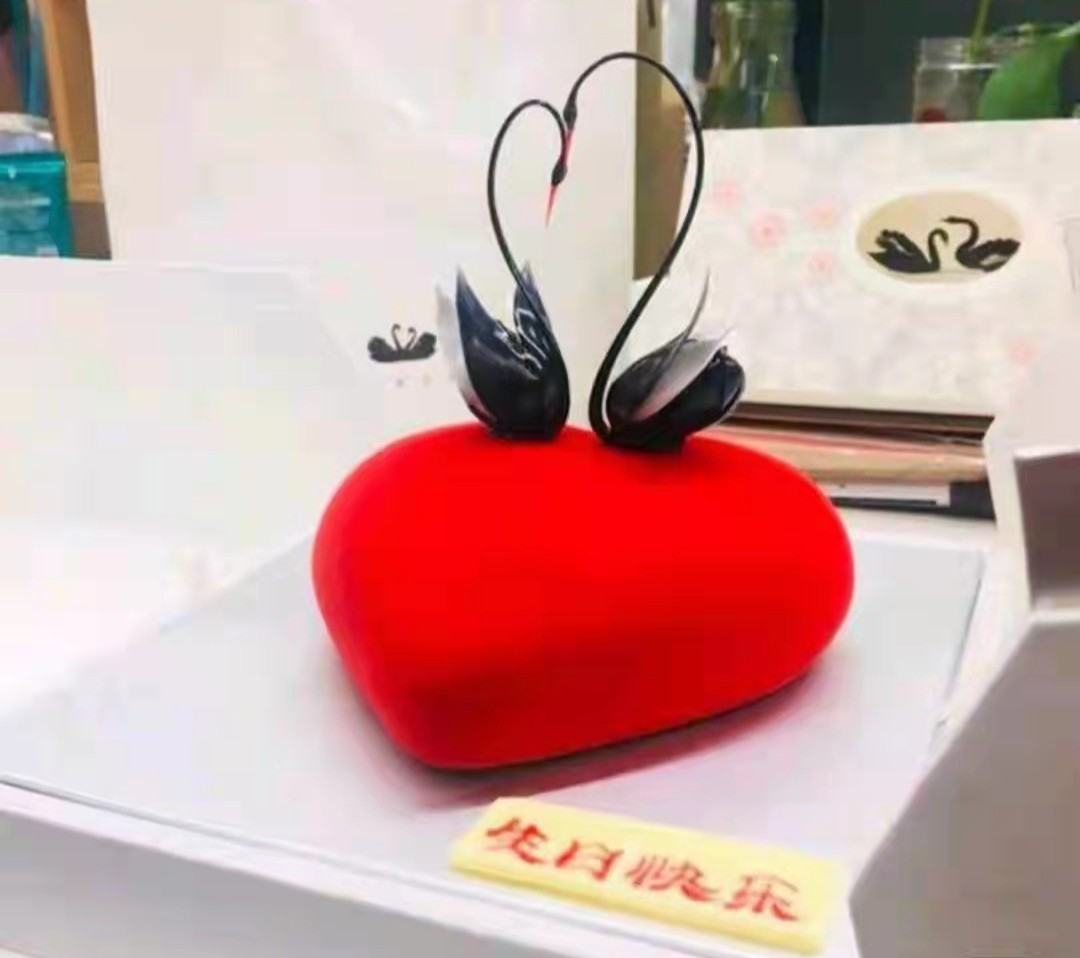 王小骞|前央视主持王小骞给名嘴老公庆生，光蛋糕就要3千，不忘直播捞金