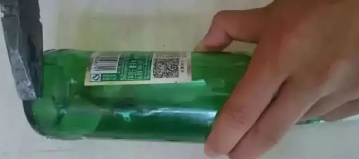 翡翠手镯|小伙在喝完酒之后，用啤酒瓶子磨出一个手镯，有人说是玻璃种翡翠