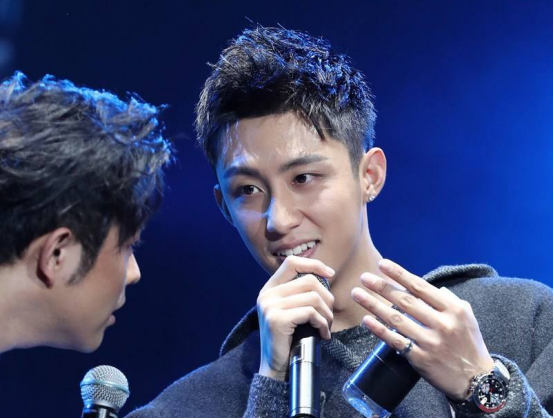 黄景瑜|黄景瑜思想自由的有趣之人,用认真敬畏表演,在反省中完成脱变