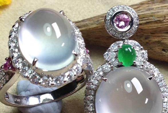 翡翠|有“鸡蛋壳”之称的翡翠，“抗压能力”极差，轻轻一捏就碎一地