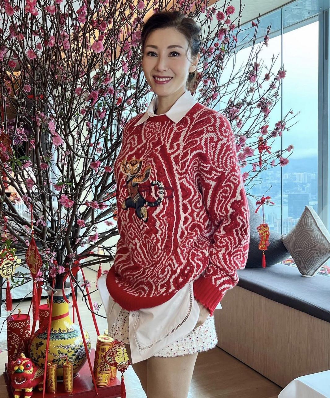 李嘉欣|51岁李嘉欣罕晒素颜照，嘴唇发紫毛孔粗大，俩月前紧急住院险丧命