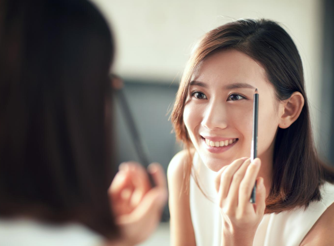 化妆 夏季化妆有什么技巧？想要不脱妆最好这样做，妆容持久还服帖