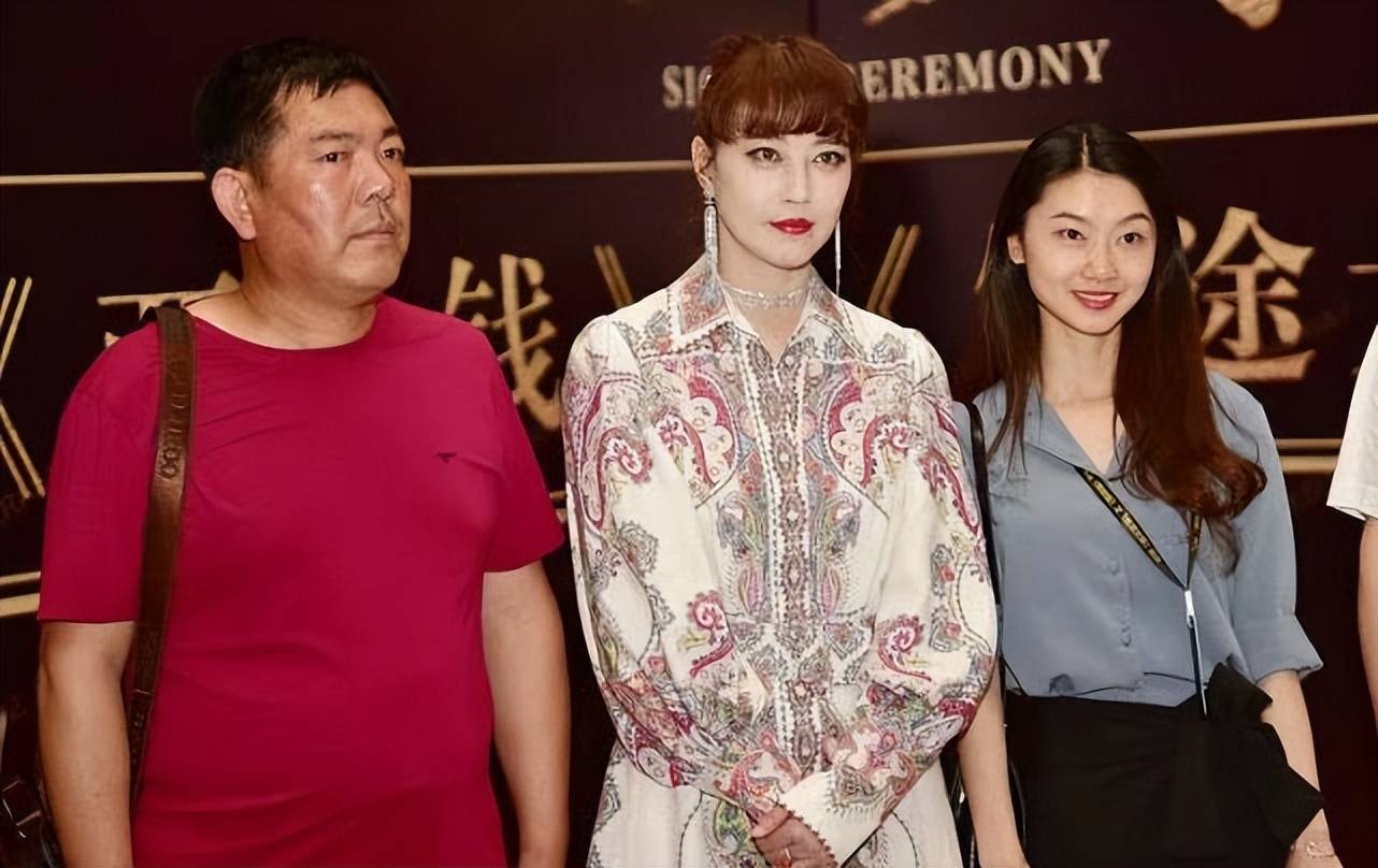 穿衣搭配 周海媚扮嫩违和感太重,印花长裙搭配齐刘海?丝毫不减龄!