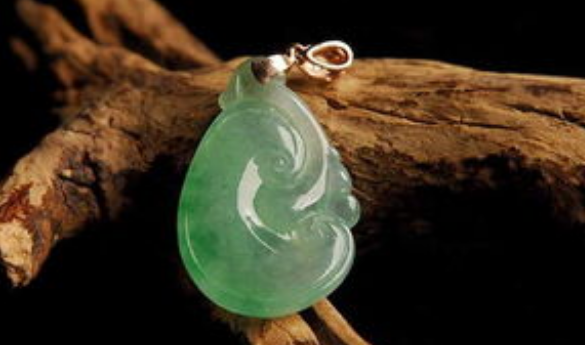 翡翠|选购翡翠毛货也分人群，表面程度太过模糊，不太建议新手小白