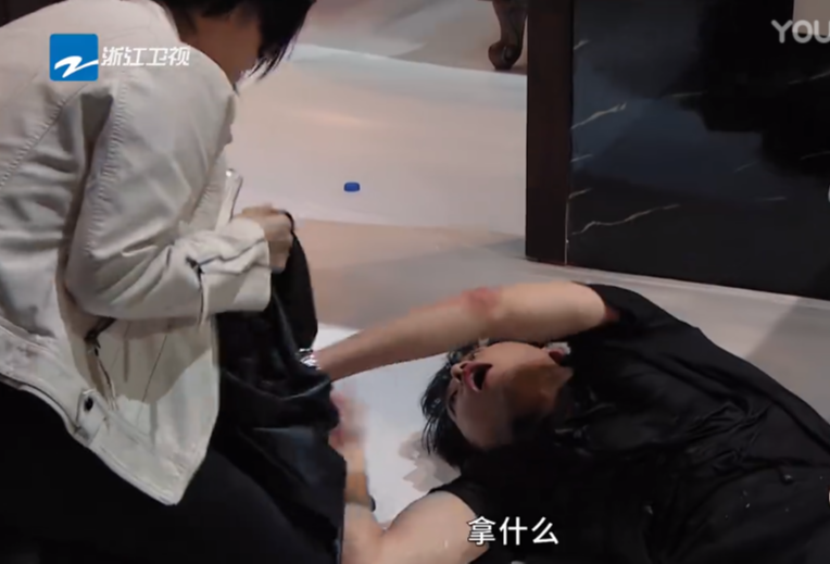 尔冬升|某人气演员因骄气再引争议，惠英红好言相劝，尔冬升：我要打击一下你