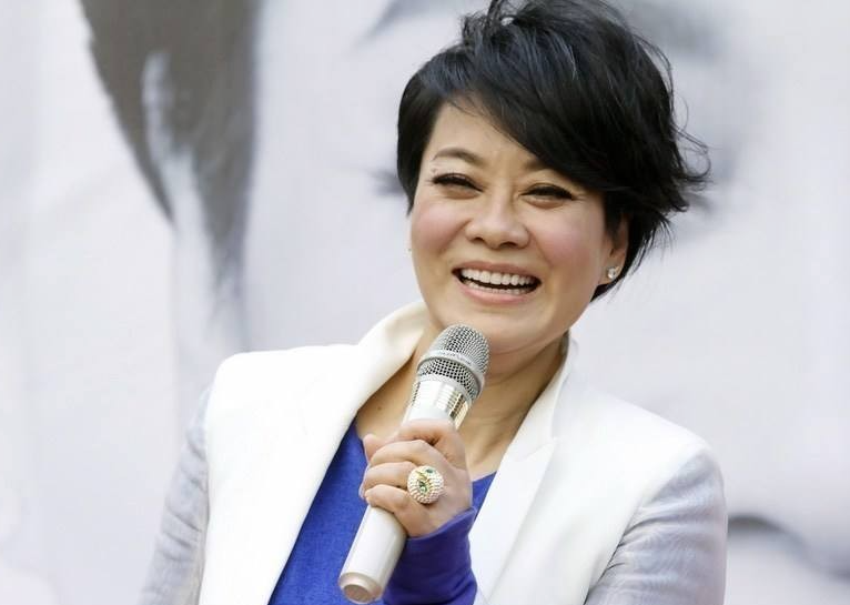 白澍|毛阿敏：是自己倒追的丈夫，她丧夫后首次现身，人比黄花瘦