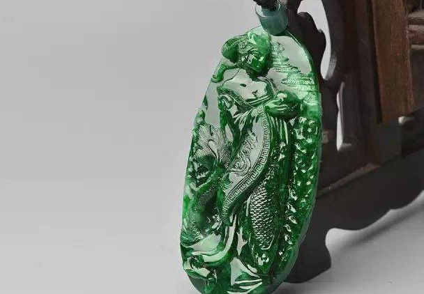 翡翠|藓加绿翡翠与干青种翡翠谁更值钱?区别是什么?又该如何分辨?