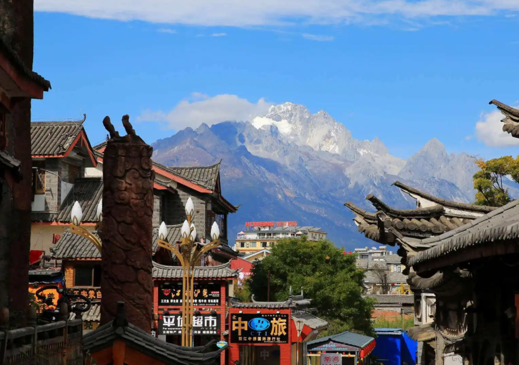 草原|丽江一个如画般的地方，这里景色优美。非常适合旅游。