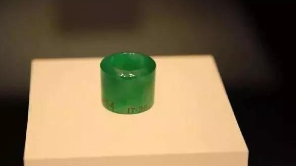 翡翠手镯|宝石有灵翡翠手镯也是有灵气的，你好好对它，它就会好好的对你