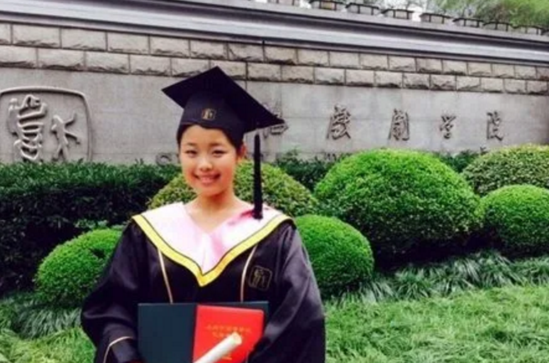 童星|?她是童星出身,年龄渐长后逐渐在演艺圈消失,成年后回归屏幕一鸣惊人