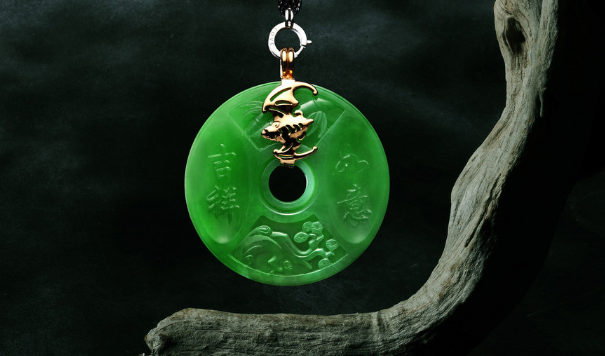 翡翠|欣赏翡翠饰品，对于雕刻也有一定的讲究，好工匠可以变废为宝