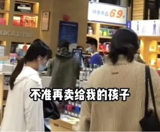 要烧书店的母亲,偏执的自我感动