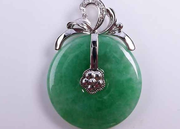 翡翠|不同的女性，都有自己独特的魅力，都有一款属于自己的翡翠玉器