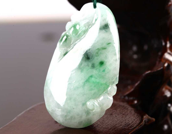 翡翠|买翡翠时,哪个方面比较重要呢?两者选其一你会选哪个?