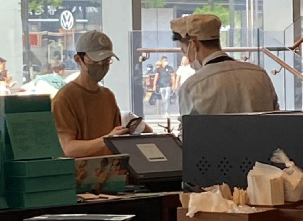 何炅|48岁何炅近照惹争议,路边买咖啡无人识,身材瘦小似女生