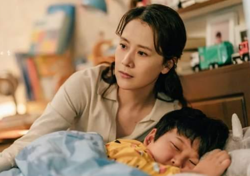 海清|《心居》中,海清饰演的冯晓琴演技封神,可妆容让这个人物大打折扣