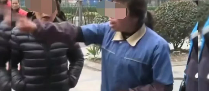 浙江杭州,一女子买电动车讲价遭拒绝后,叫来一帮老乡说老板欺负她