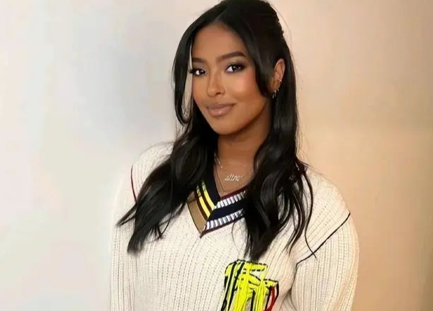 塔尔|雷人造型!科比大女儿一身粉装显臃肿,站卡戴珊小妹身旁就像大妈